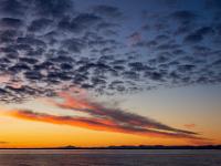 Rotglühende Wolkenstreifen am Morgenhimmel nahe Kristiansund